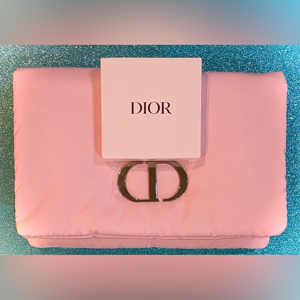 ❤️🔥 6 PIECE SET: Dior❤️pendant + Dior Cosmetic Bag + Dior Mirror + 3 Dior Cards - Picture 7 of 12